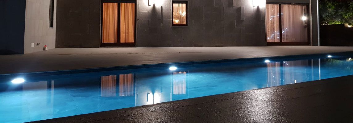 Piscina Formello: un gioco di chiaro e scuro con lastre ceramiche di Casalgrande Padana