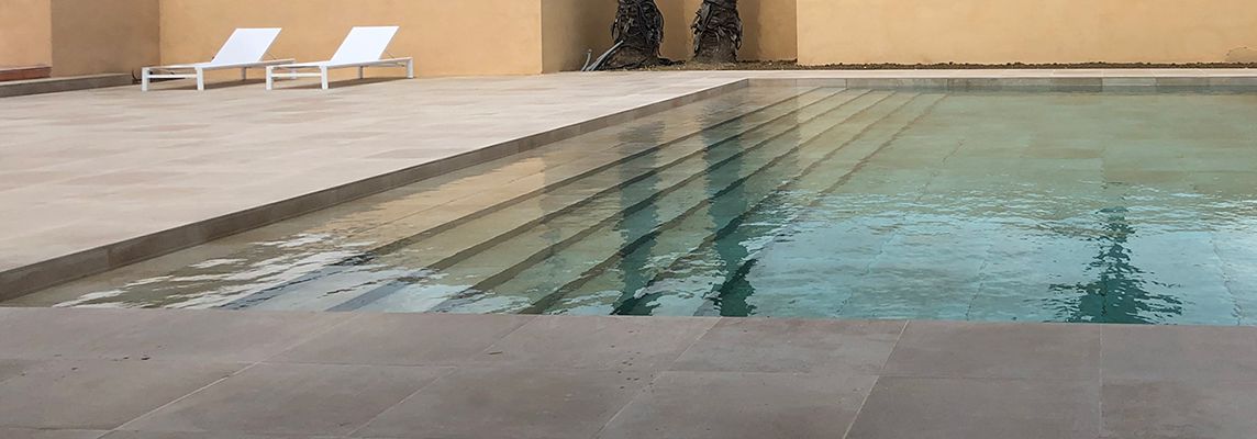 Une piscine dans le paysage revêtue de grès cérame